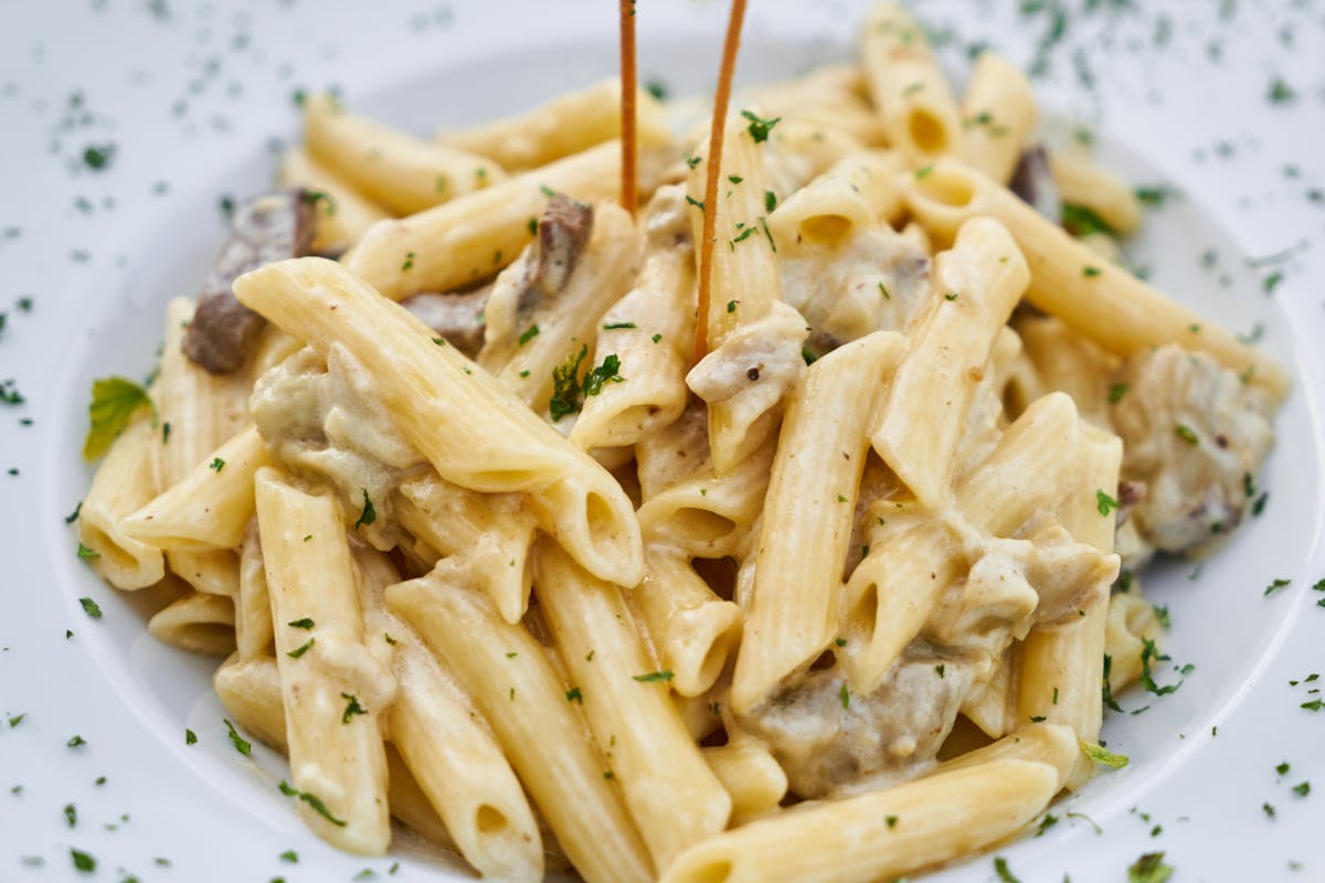 Wie kocht man aromatische Nudeln mit Sahne Champignon Sosse