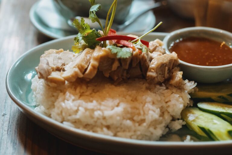 Wie kocht man ein einfaches Reisgericht mit Erbsen und Karotten