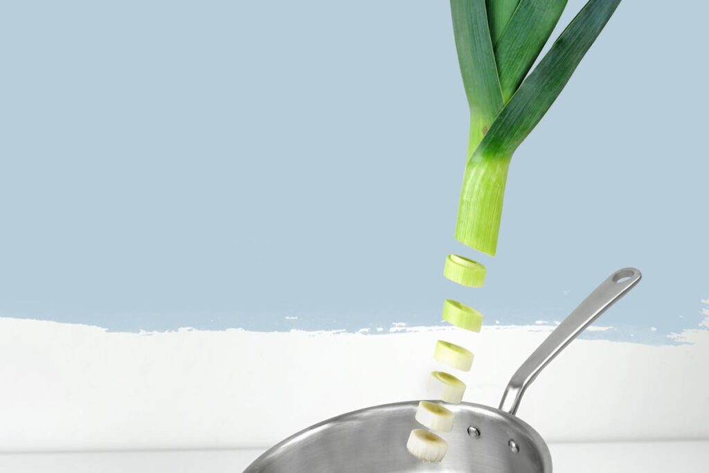 Wie kocht man eine einfache Zwiebel-Lauch-Pfanne mit Ei