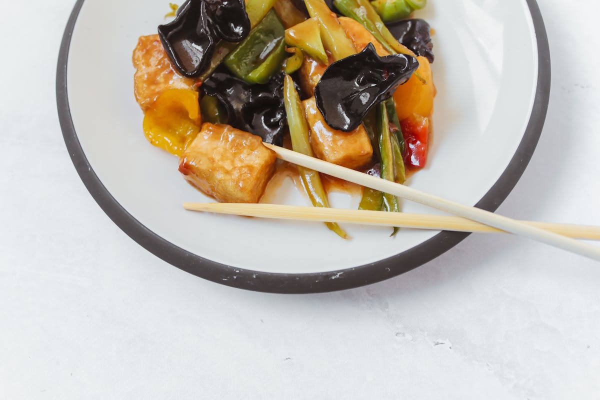 Wie macht man ein schnelles Pfannengericht mit Tofu und Gemuese