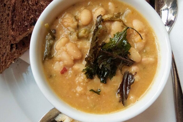 Wie macht man eine herzhafte Bohnensuppe mit geräuchertem Tofu