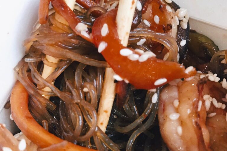 Asiatische Glasnudeln mit Gemüse und Sojasoße