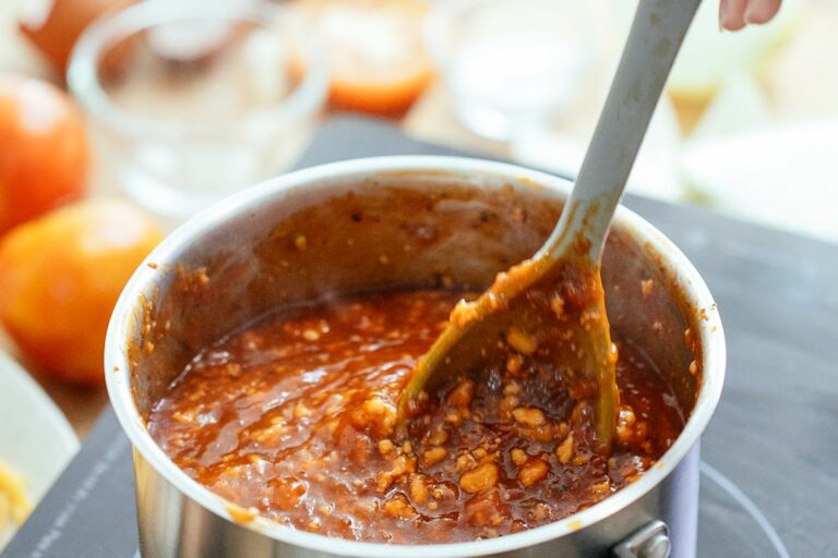 Bohnen-Tomaten-Eintopf mit frischen Kräutern verfeinert