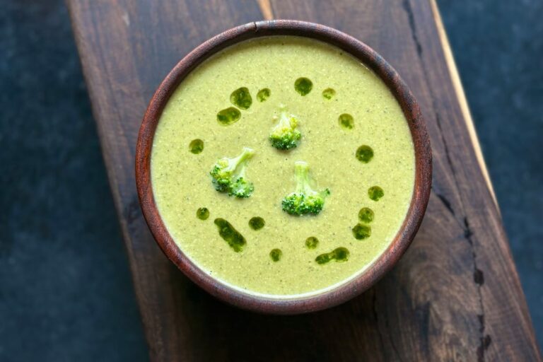 Brokkolicremesuppe mit einer Prise MuskatnussBrokkolicremesuppe mit einer Prise Muskatnuss