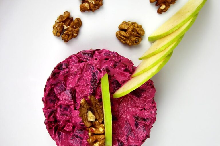 Rote-Bete-Carpaccio mit frischen Walnüssen garniert