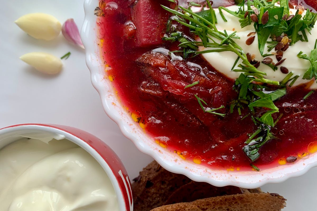 Rote Bete Suppe mit geroesteten Sonnenblumenkernen serviert