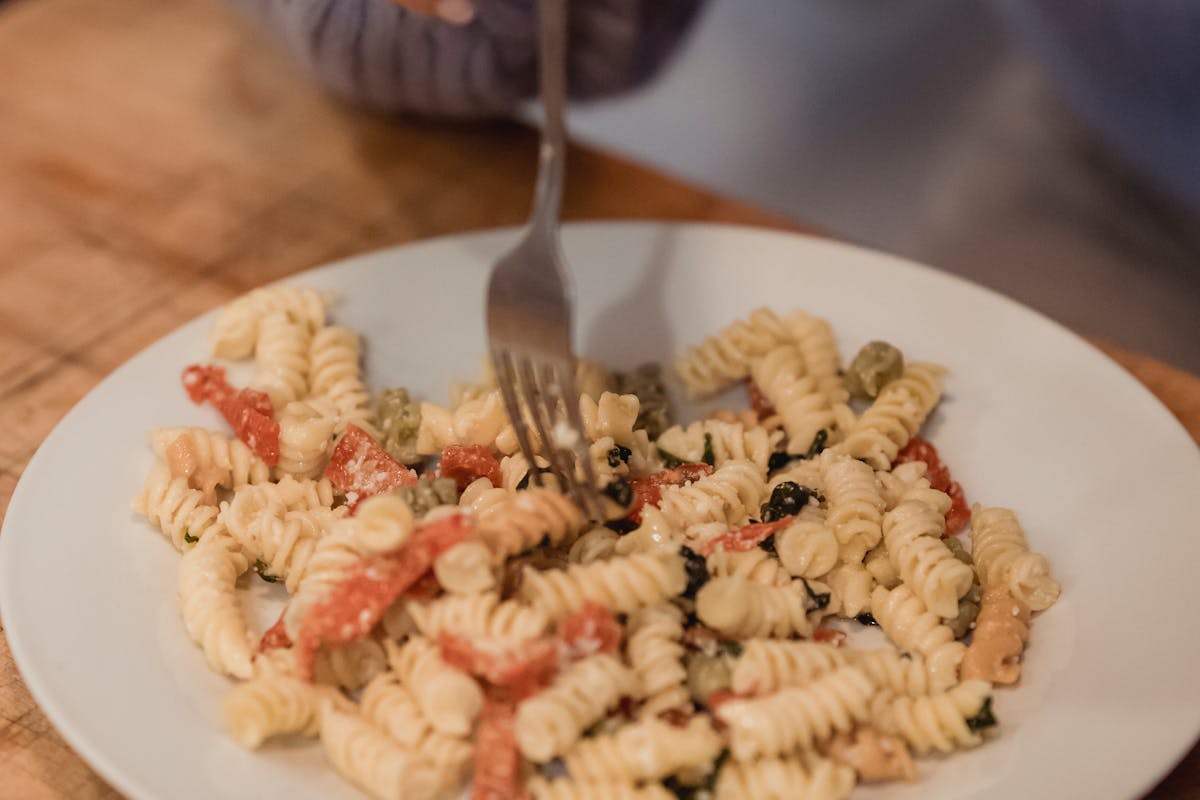 Schnelle One Pot Pasta mit Gemuese und Kraeutern