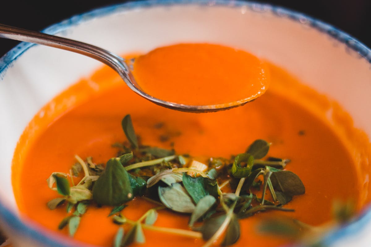 Tomaten Basilikum Suppe mit frischen Zutaten zaubern