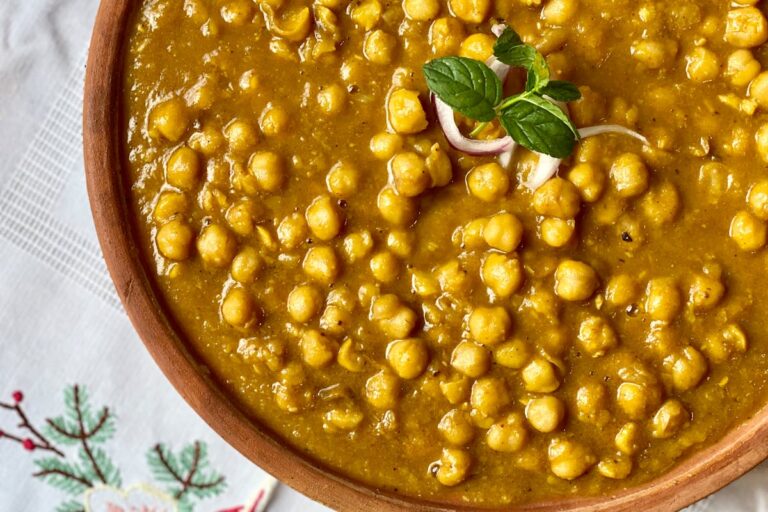 Wie bereitet man ein schnelles Kichererbsen-Curry mit Tomaten zu?