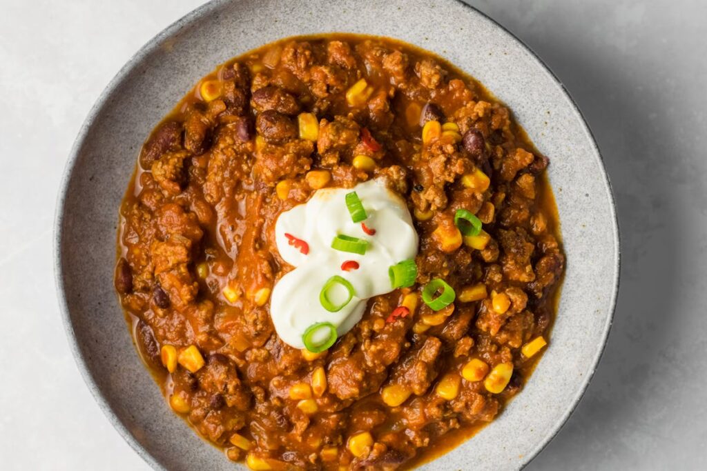 Wie bereitet man ein schnelles Kürbis-Chili mit Bohnen zu?