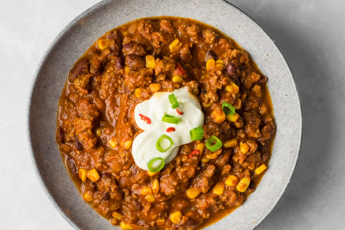 Wie bereitet man ein schnelles Kuerbis Chili mit Bohnen zu