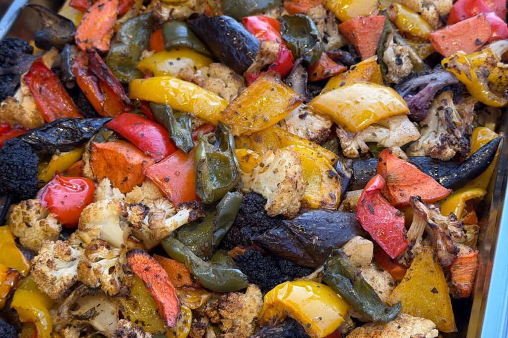 Wie bereitet man ein schnelles Ofengemüse mit frischen Kräutern zu?