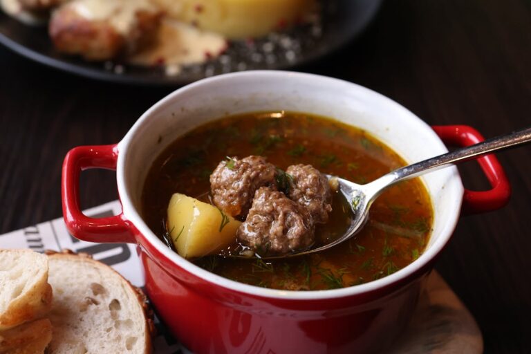 Wie gelingt ein deftiger Kartoffeleintopf mit Hackbällchen?