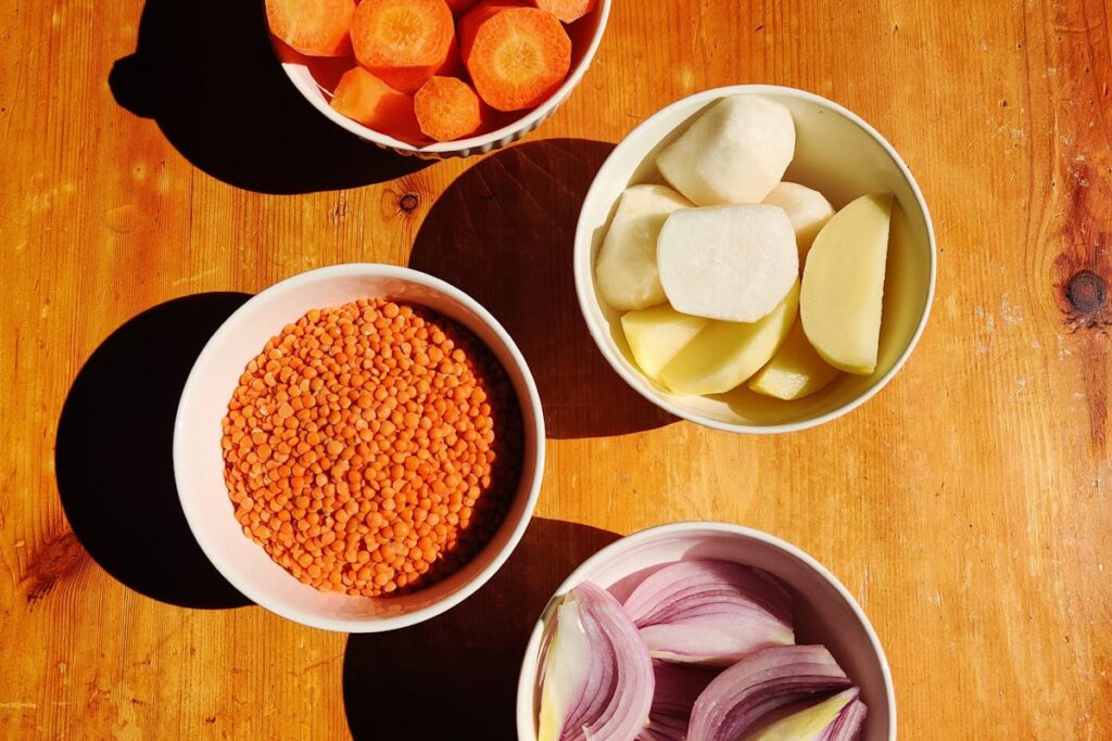 Wie gelingt ein schnelles Eintopfgericht mit Linsen und Wurzelgemüse?