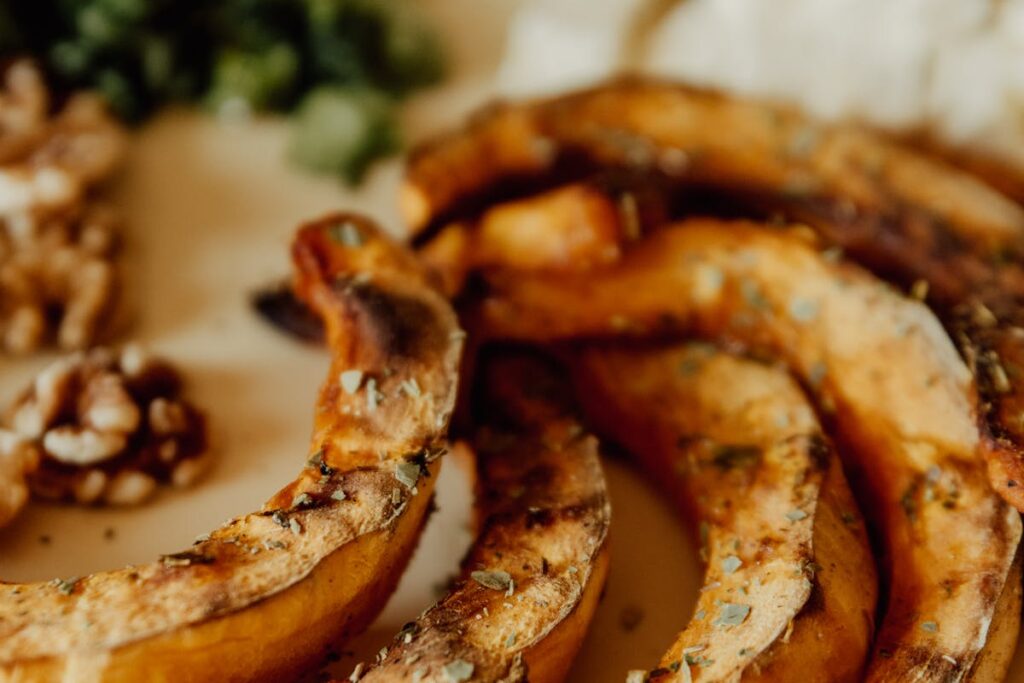 Wie kocht man aromatischen Ofenkürbis mit Feta und Honig?