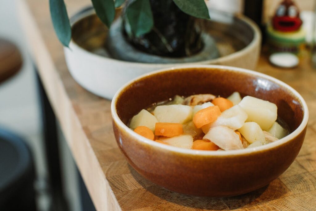 Wie kocht man ein deftiges Karotten-Kartoffel-Ragout?