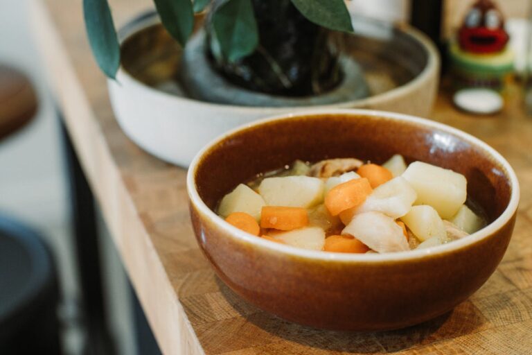 Wie kocht man ein deftiges Karotten-Kartoffel-Ragout?