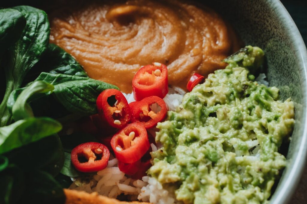 Wie kocht man ein herzhaftes Reisgericht mit Spinat und Tomaten?