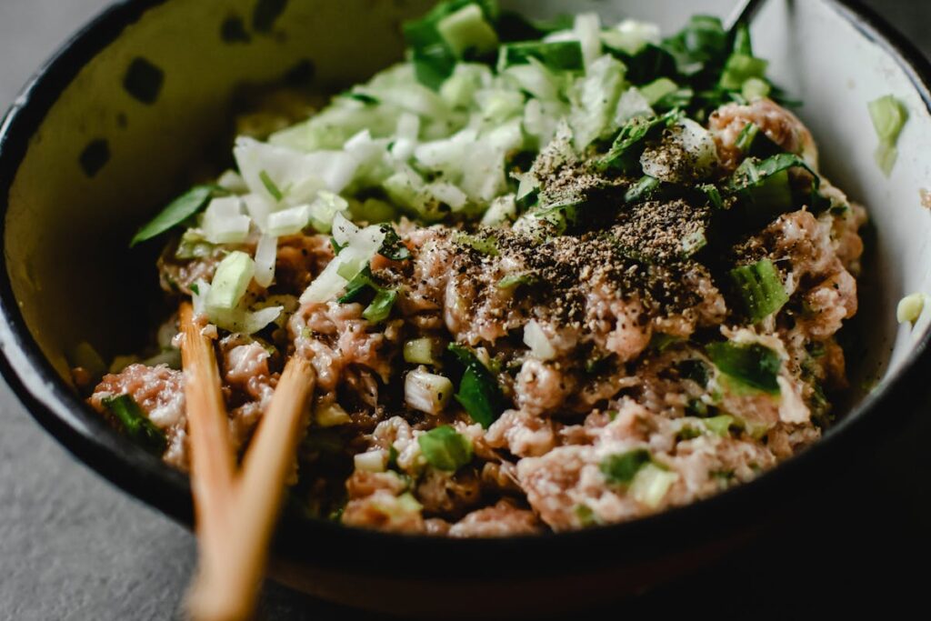 Wie kocht man ein würziges Pfannengericht mit Hackfleisch und Zucchini?