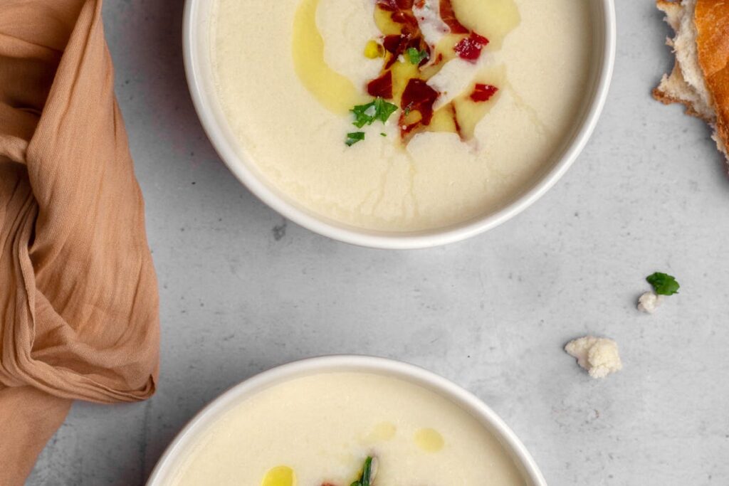 Wie kocht man eine cremige Blumenkohlsuppe mit Muskat und Sahne?