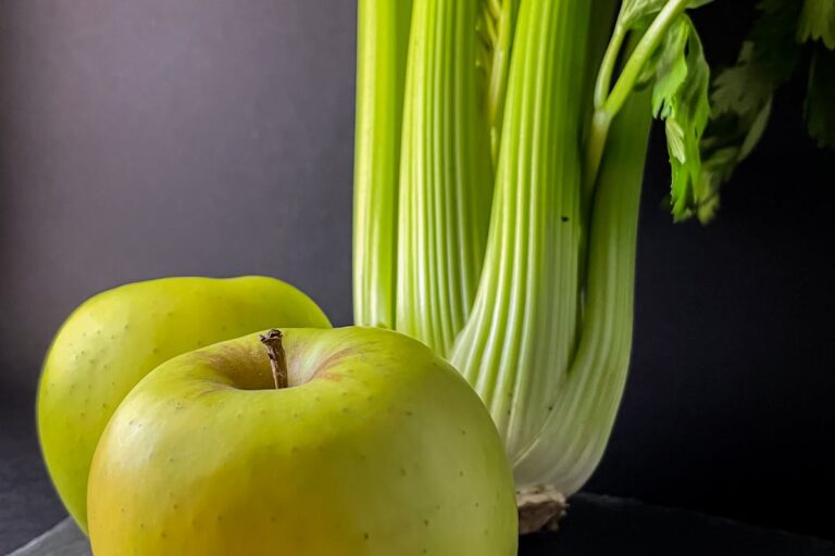 Wie kocht man eine cremige Selleriesuppe mit Äpfeln?