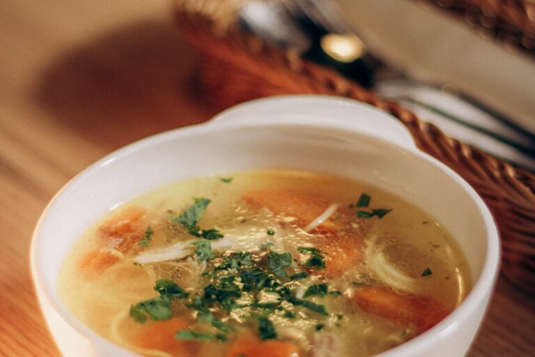 Wie kocht man eine einfache Frühlingssuppe mit frischen Kräutern?