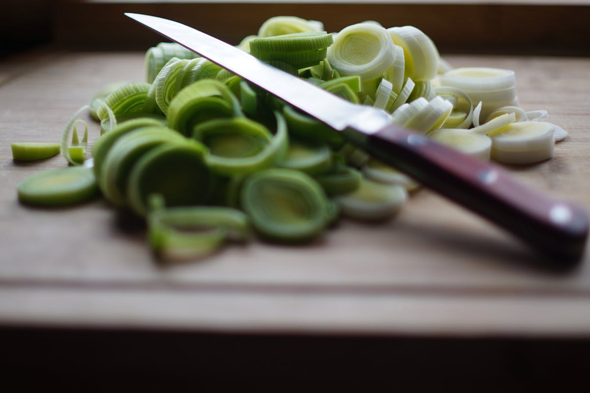 Wie macht man aromatische Nudeln mit Lauch und Sahne