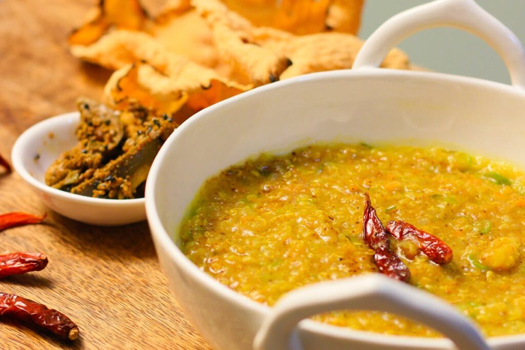 Wie macht man ein aromatisches Linsen-Dal mit Kokosmilch?