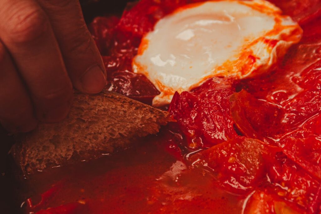 Wie macht man ein schnelles Eiercurry mit Tomaten und Gewürzen?