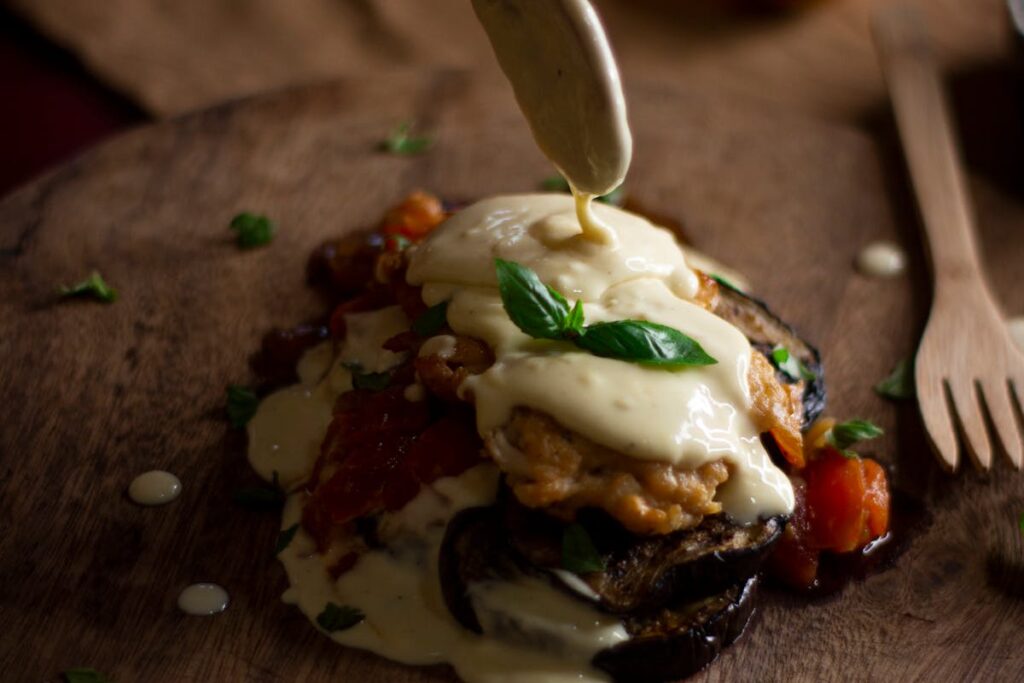 Wie macht man ein schnelles Ofengericht mit Auberginen und Mozzarella?