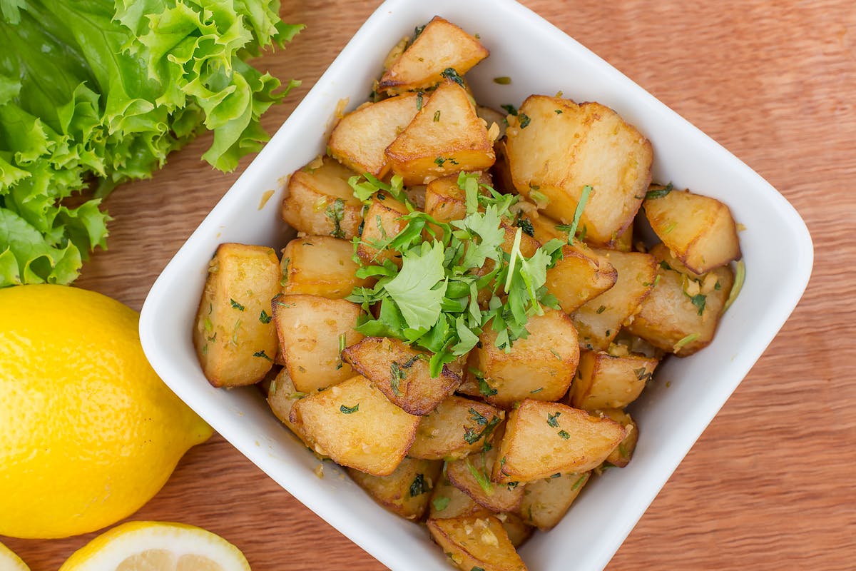 Wie macht man einfache Bratkartoffeln mit Kraeutern und Knoblauch