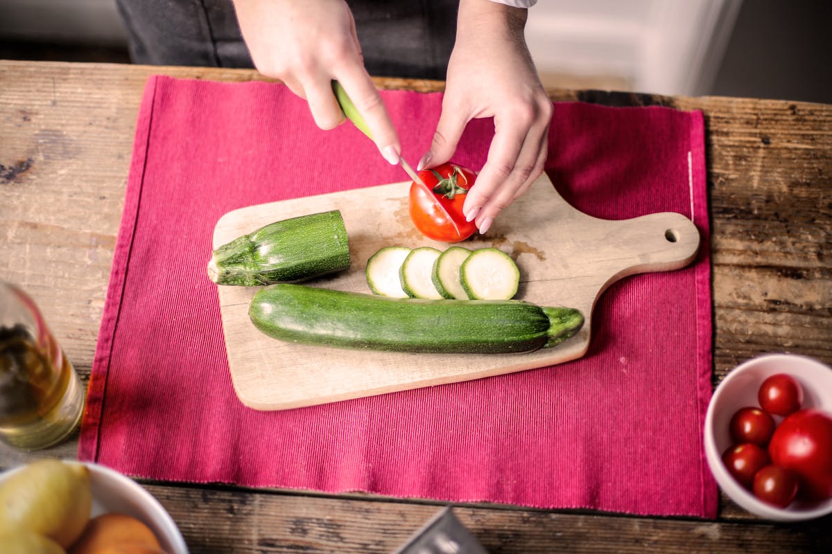Zucchiniroellchen mit Ricotta und frischer Tomatensosse