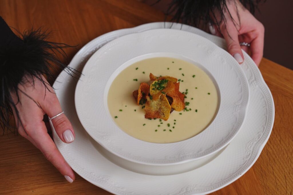 Eine deftige Steckrübensuppe für kalte Tage kochen
