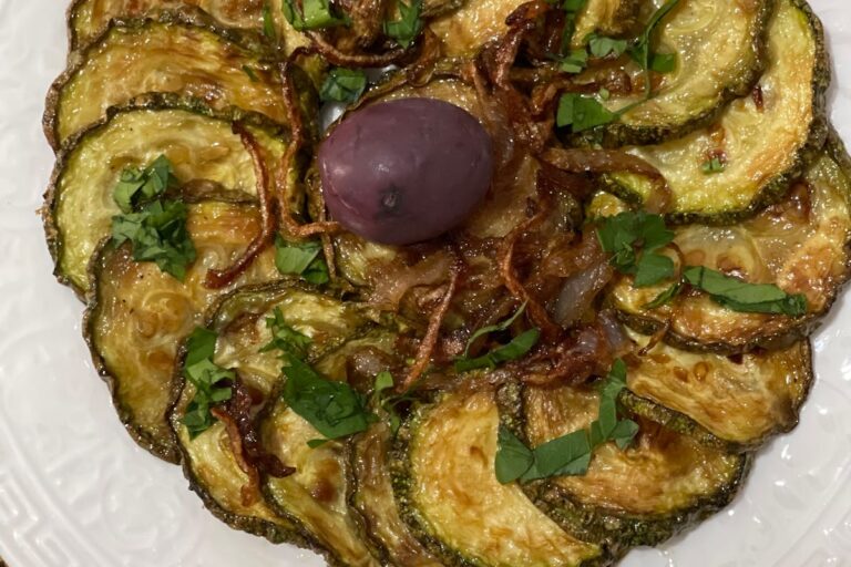 Gebratene Zucchini mit Knoblauch und frischen Kräutern
