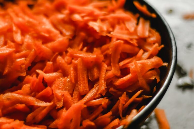 Möhrensalat mit einem erfrischenden Joghurt-Dressing