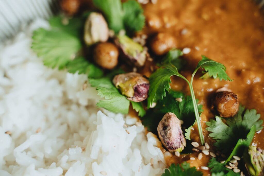 Wie bereitet man ein schnelles Reiscurry mit Erdnusssoße zu?