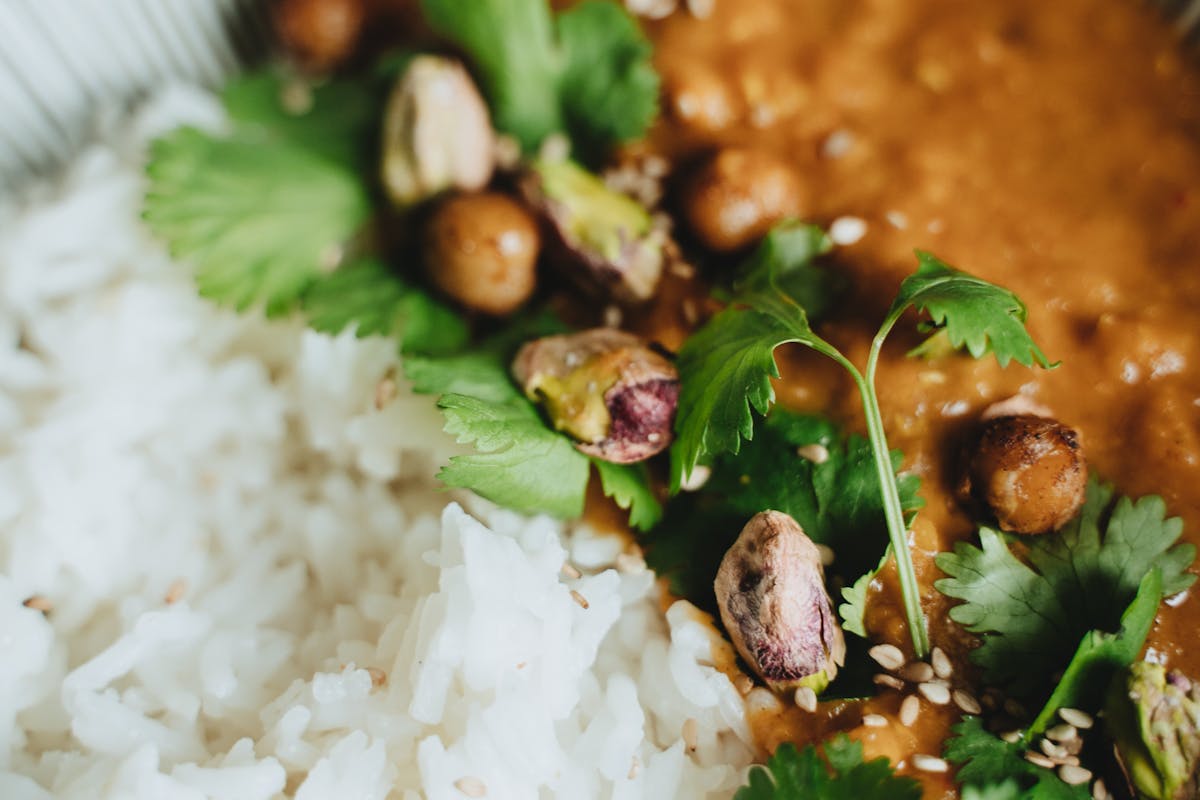 Wie bereitet man ein schnelles Reiscurry mit Erdnusssosse zu
