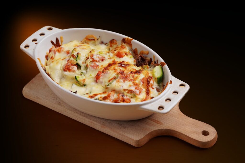 Wie gelingt ein herzhaftes Gemüsegratin mit Käsekruste?