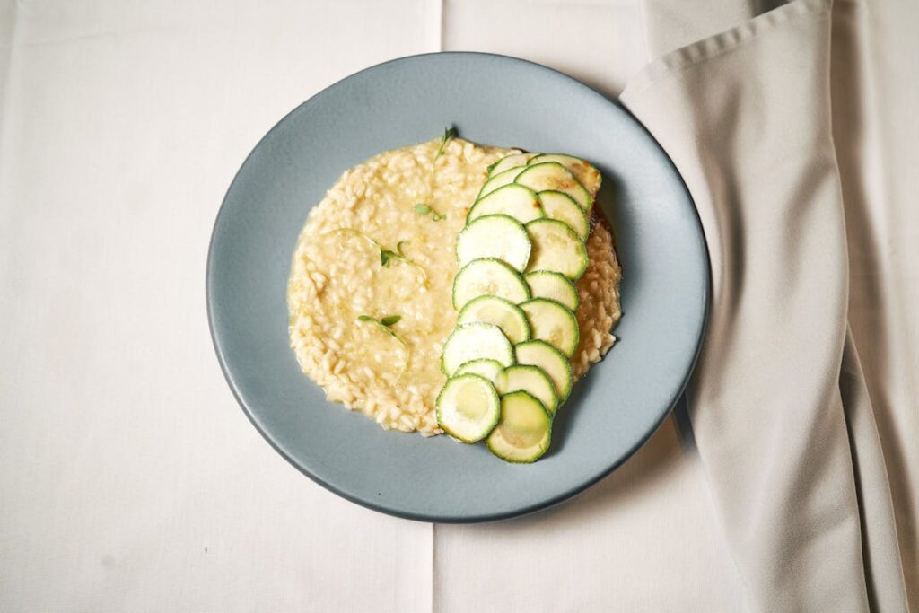 Wie kocht man ein aromatisches Zucchinirisotto mit Parmesan? 23 Wie kocht man ein aromatisches Zucchinirisotto mit Parmesan?