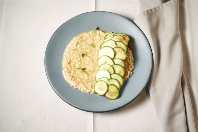 Wie kocht man ein aromatisches Zucchinirisotto mit Parmesan?