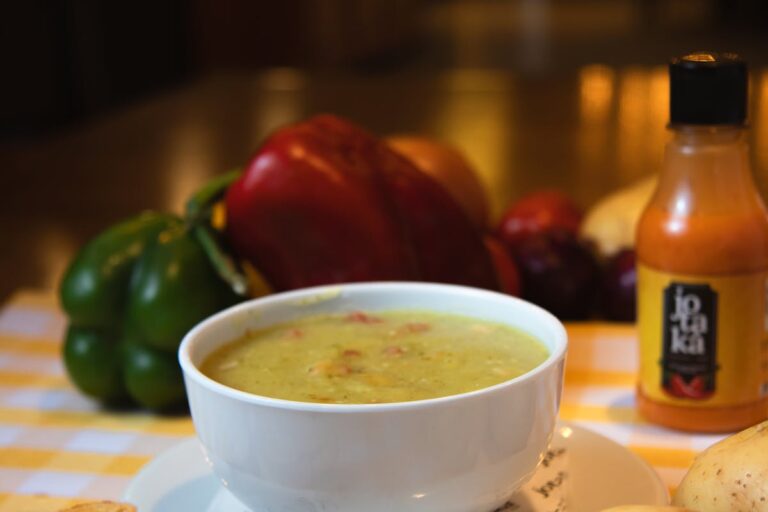 Wie kocht man eine aromatische Paprikasuppe mit Chili und Sahne?