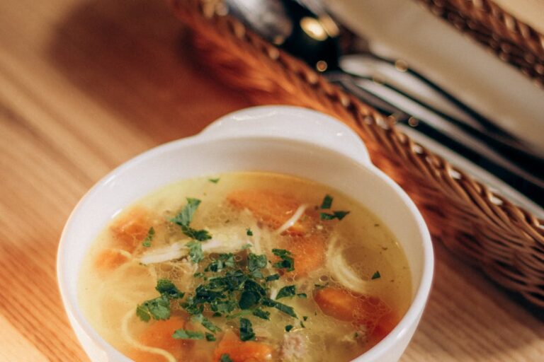 Wie kocht man eine einfache Nudelsuppe mit Gemüse und Kräutern?