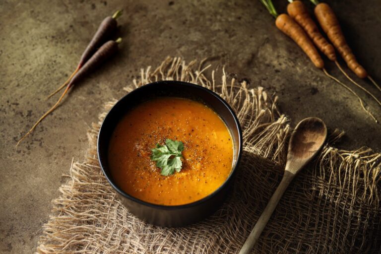 Wie macht man eine cremige Karottensuppe mit Orange und Curry?
