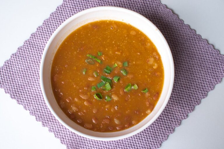 Wie macht man eine einfache Bohnensuppe mit Speck in 30 Minuten?