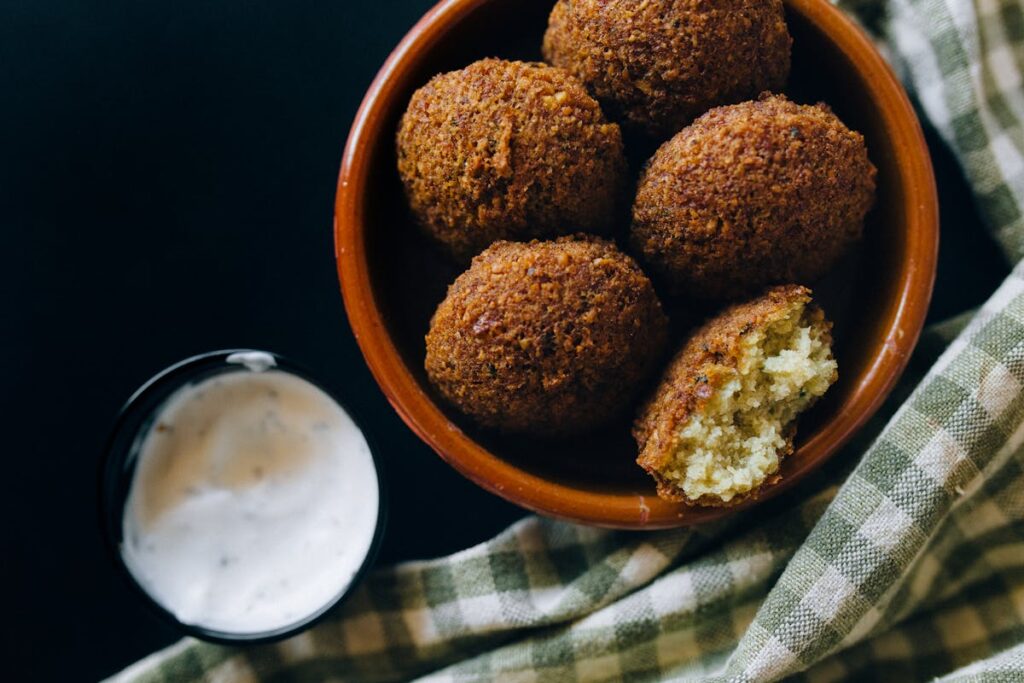 Wie macht man würzige Kichererbsenbällchen für die Pfanne?